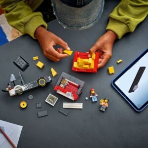 Kind bouwt Lego City friettruck met onderdelen