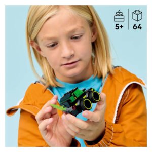 Kind speelt met LEGO City Gaming Raceauto 60484
