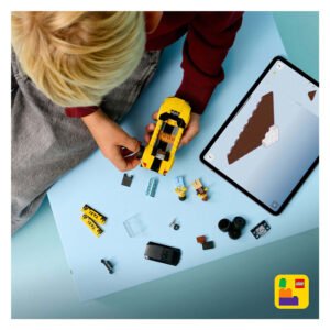 Kind bouwt LEGO City taxi met instructies