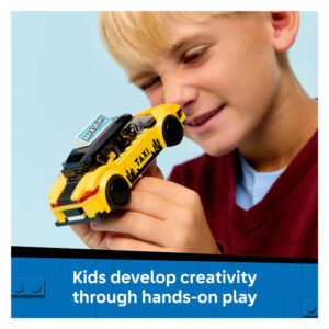 Jongen speelt met LEGO City gele taxi