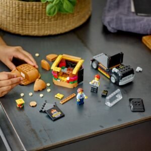 Kind bouwt LEGO City Hamburgertruck 60404 met losse onderdelen en minifiguren