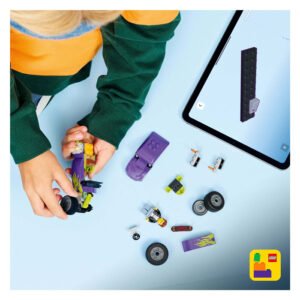 Kind bouwt LEGO City Hot Rod met digitale handleiding