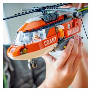 Kind speelt met LEGO City kustwacht helikopter