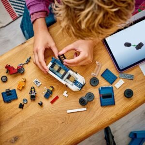 Kind bouwt LEGO City politie gevangenentransport met bouwinstructies