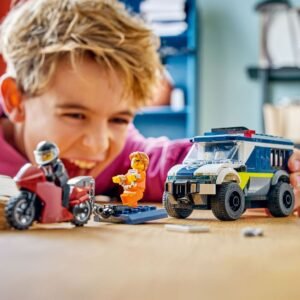Kind speelt met LEGO City politie gevangenentransport en motor