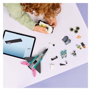 "Kind bouwt LEGO City straalvliegtuig met tablet en onderdelen