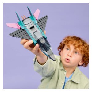 Jongen speelt met LEGO City straalvliegtuig in turquoise en roze kleur