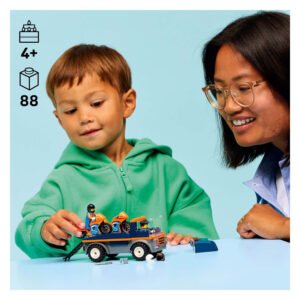 Kind speelt met LEGO City motortransportwagen