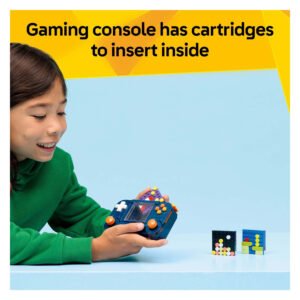 Kind speelt met LEGO Creator 3-in-1 Retro Gaming Console met verwisselbare cartridges