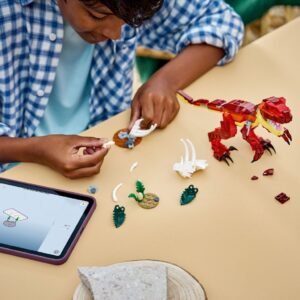 Kind bouwt LEGO Creator Woeste Dinosaurus met dinosauruseieren