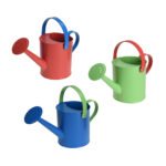 et kleurrijke metalen kindergieters in rood, groen en blauw