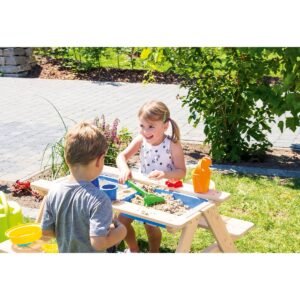 Kinderen maken zand en waterspel aan houten picknick- en speeltafel buiten
