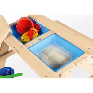 Houten picknicktafel met zand en water speelfunctie in tuin met kinderen