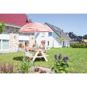 Kinderen spelen aan picknicktafel met zand- en watertafel in zonnige tuin