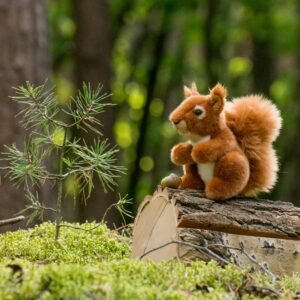 Eekhoorn knuffel op boomstam in natuurlijke bosomgeving