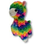 Close-up van Knuffel Lama Jacqueline met felgekleurde pluizige vacht