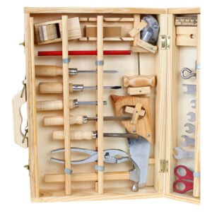 Detail van houten speelgoed gereedschapskoffer met zaag en schroevendraaiers