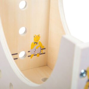 Detail van houten kinderwerkbank met kikkerillustratie aan de binnenzijde