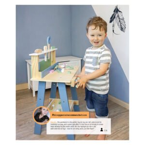 Kind speelt met houten speelgoed werkbank en gereedschap