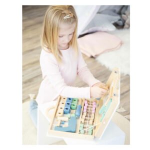 Kind speelt met houten gereedschapskist en speelgoedgereedschap