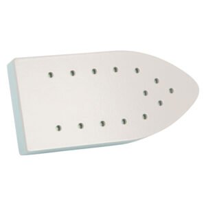 Onderzijde van houten kinderstrijkplank met ventilatiegaten