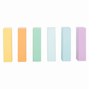 Set kleurrijke houten blokken rechtop in pastel tinten op witte achtergrond
