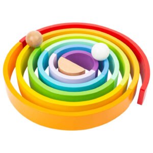 Top view houten regenboog stapelring speelgoed met ballen in kleuren