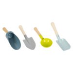 Set van vier kleurrijke kinderscheppen met houten handvatten op witte achtergrond Small Foot - Metalen Schepjes