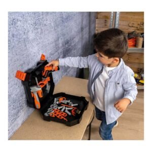 Kind speelt met Black+Decker speelgoed gereedschapskoffer en boormachine