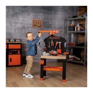 Kind speelt met BLACK+DECKER speelgoedwerkbank met hijskraan en gereedschap