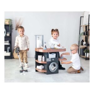 Kinderen spelen met een speelgoed was- en strijkstation met stofzuiger