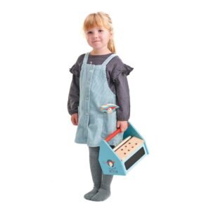 Kind draagt Tender Leaf houten gereedschapskist Tap Tap Toolbox