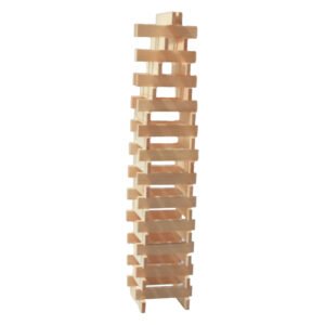 Hoge toren gebouwd met houten bouwplankjes