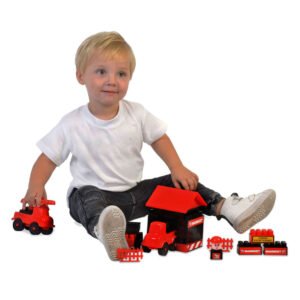 Kind speelt met Mammoet Toys bouwset met voertuigen en bouwblokken