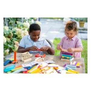 Kinderen bouwen met kleurrijke houten bouwplanken aan een tafel