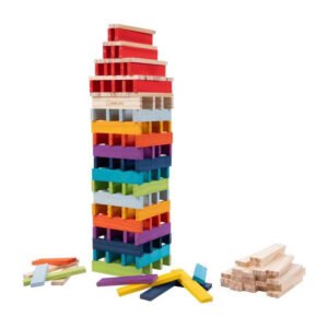 Hoge toren gebouwd met kleurrijke houten bouwplanken