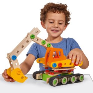 Kind speelt met houten bouwpakket graafmachine van Eichhorn Constructor
