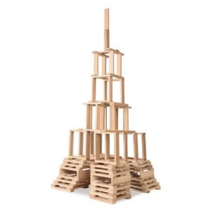 Grote constructietoren gebouwd met houten bouwplankjes voor kinderen