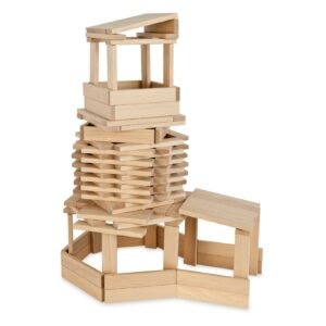 Hoge toren gebouwd met houten bouwplankjes en creatief constructiespeelgoed