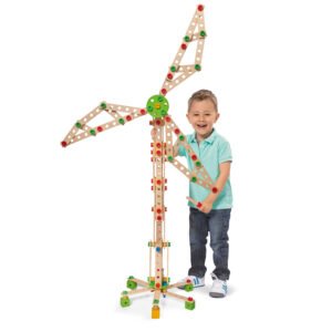 Kind bouwt houten constructiespeelgoed met draaiende molen
