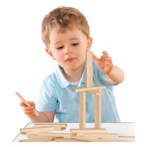Peuter bouwt een toren met houten bouwplankjes voor creatief speelplezier
