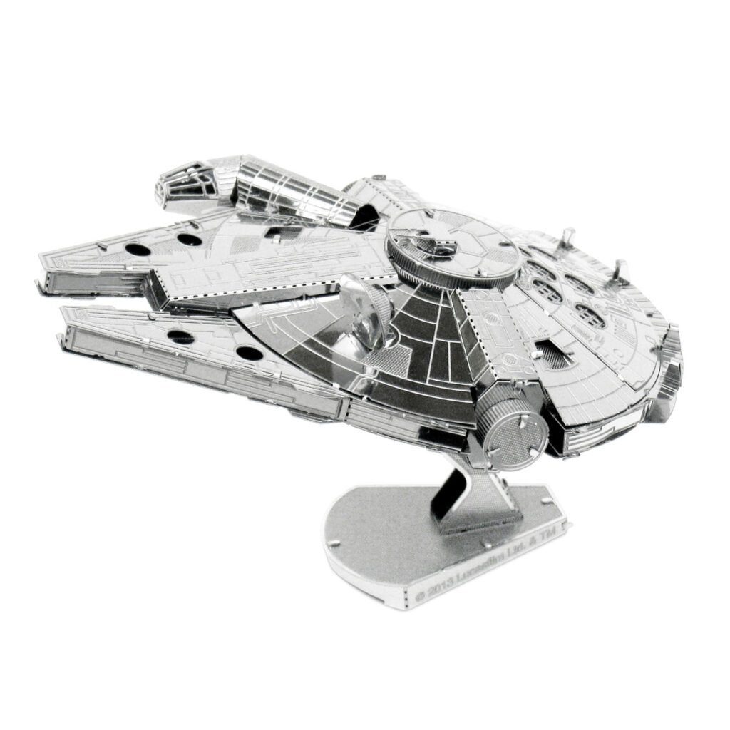 Gebouwde Metal Earth Star Wars Millennium Falcon 3D metalen model op standaard Metal Earth Star Wars Millennium Falcon
