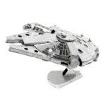 Gebouwde Metal Earth Star Wars Millennium Falcon 3D metalen model op standaard Metal Earth Star Wars Millennium Falcon