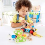 Kind monteert houten constructiespeelgoed met speelgoedgereedschap Hape Bouwset Basic
