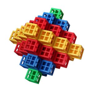 Kleurrijke kunststof bouwkubussen in creatieve 3D-constructie