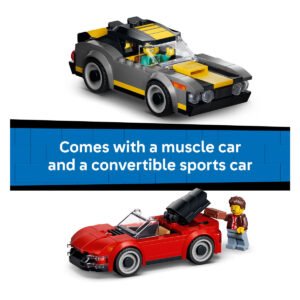 LEGO City autowasstraat met minifiguren en twee speelgoed sportauto’s