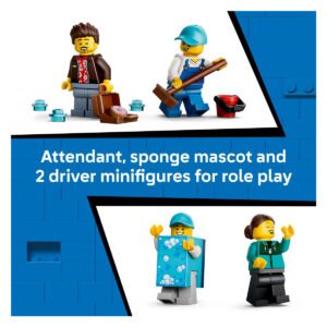 LEGO City 60497 minifiguren bij autowasstraat met schoonmaakactie