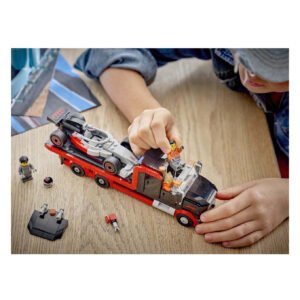 Kind speelt met LEGO City Formule 1 truck en racewagen op houten tafel
