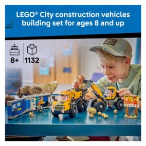 Kind speelt met LEGO City bouwvoertuigen set met kiepwagen en voorlader