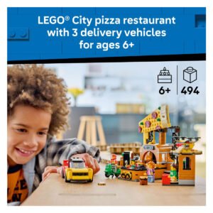 Kind speelt met LEGO City pizza restaurant set met bezorgvoertuigen